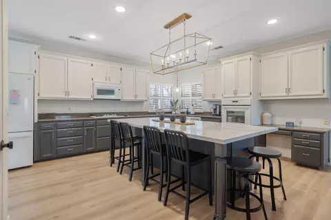 Kitchen - 15664 Mills Dr #D, Visalia, CA 93292 photo 3 of 5