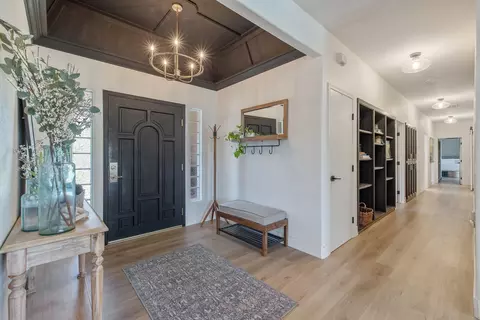 Entry Way - 15664 Mills Dr #D, Visalia, CA 93292 photo 2 of 10