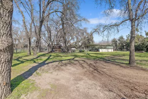 Exterior - 15664 Mills Dr #D, Visalia, CA 93292 photo 26 of 35