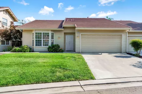 371 Village Drive Dr, Dinuba, CA 93618