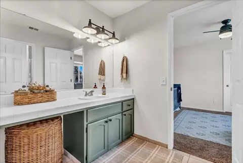 Bath - 31697 Gordon Dr, Exeter, CA 93221 photo 3 of 5