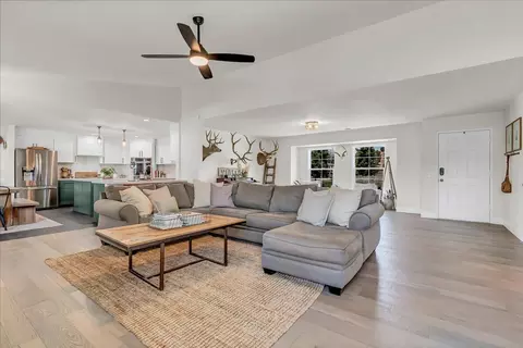Living - 31697 Gordon Dr, Exeter, CA 93221 photo 2 of 3