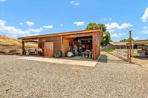 Exterior - 31697 Gordon Dr, Exeter, CA 93221 photo 8 of 12