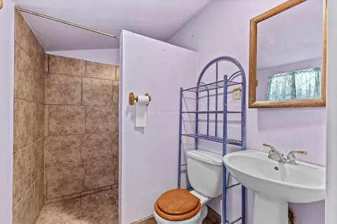 Bath - 39688 Rd 56, Dinuba, CA 93618 photo 3 of 5