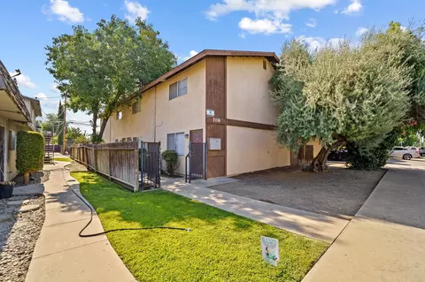 708 S Court St, Visalia, CA 93277