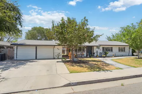 731 W D St, Lemoore, CA 93245 photo 2
