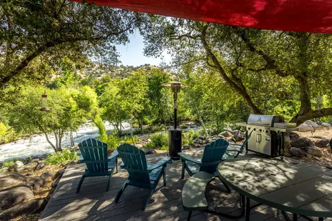 Exterior - 43355 Sierra Dr #C, Three Rivers, CA 93271 photo 6 of 8