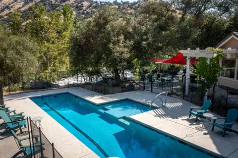 Exterior - 43355 Sierra Dr #C, Three Rivers, CA 93271 photo 2 of 8
