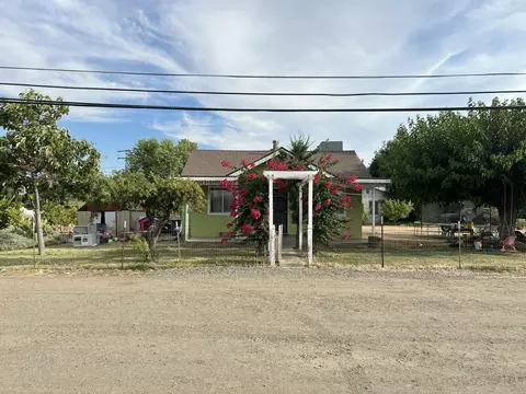 102 S Palm St, Woodlake, CA 93286