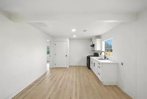 Entry Way - 1321 E Olive Way, Dinuba, CA 93618 photo 2 of 3