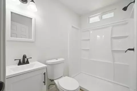 Bath - 1321 E Olive Way, Dinuba, CA 93618 photo 2 of 3