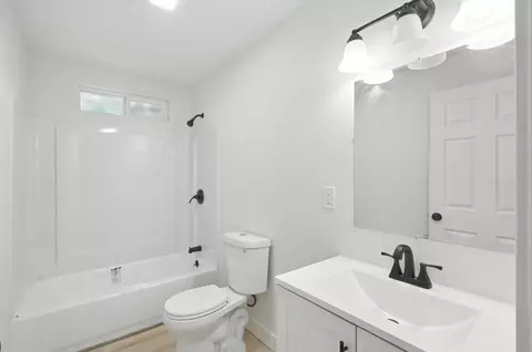 Bath - 1321 E Olive Way, Dinuba, CA 93618 photo 1 of 3