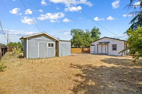Exterior - 1321 E Olive Way, Dinuba, CA 93618 photo 3 of 4