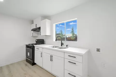 Kitchen - 1321 E Olive Way, Dinuba, CA 93618 photo 1 of 4
