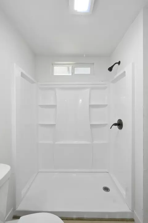 Bath - 1321 E Olive Way, Dinuba, CA 93618 photo 3 of 3
