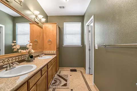 Bath - 2069 E Duff Ave, Reedley, CA 93654 photo 5 of 6