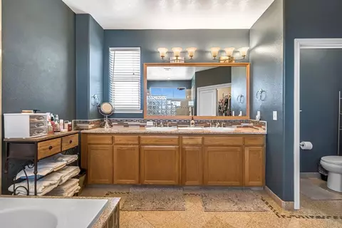 Bath - 2069 E Duff Ave, Reedley, CA 93654 photo 2 of 6