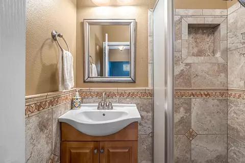 Bath - 2069 E Duff Ave, Reedley, CA 93654 photo 1 of 6
