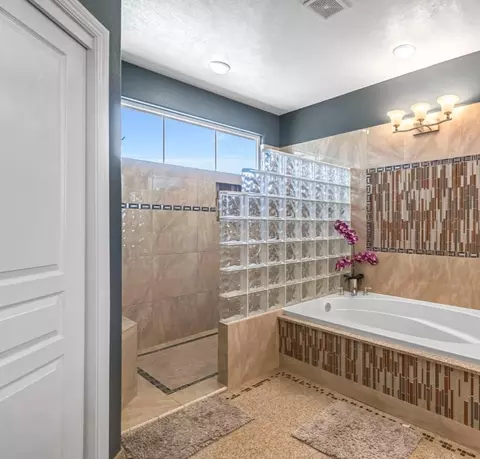 Bath - 2069 E Duff Ave, Reedley, CA 93654 photo 3 of 6