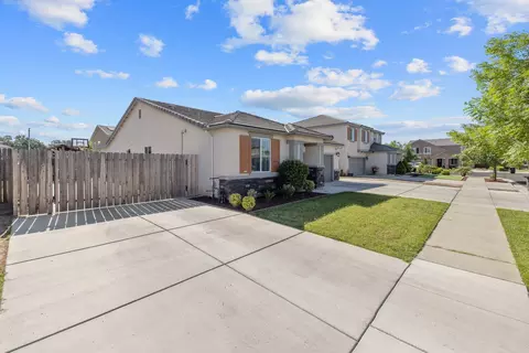 1066 Jade Way, Lemoore, CA 93245 photo 3