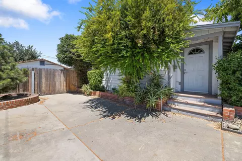 208 W Paradise Ave, Visalia, CA 93277