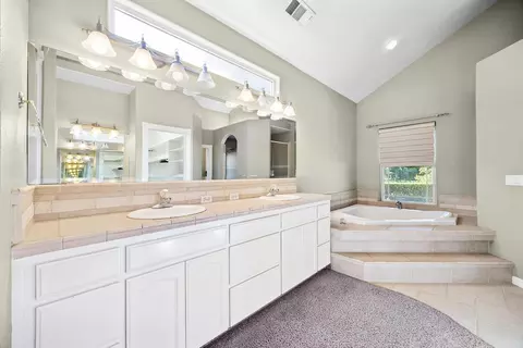 Bath - 1163 N Belmont Rd, Exeter, CA 93221 photo 3 of 6