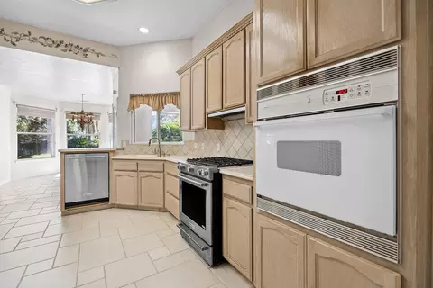 Kitchen - 1163 N Belmont Rd, Exeter, CA 93221 photo 1 of 6