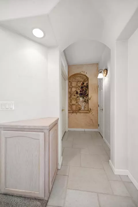 Entry Way - 1163 N Belmont Rd, Exeter, CA 93221 photo 4 of 7