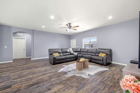 3439 E Grove Ave, Visalia, CA 93292 photo 12