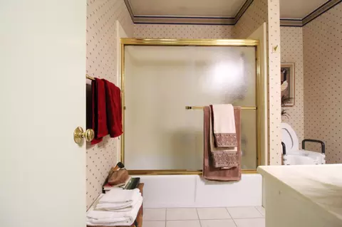 Bath - 700 Sequoia Dr, Exeter, CA 93221 photo 2 of 5