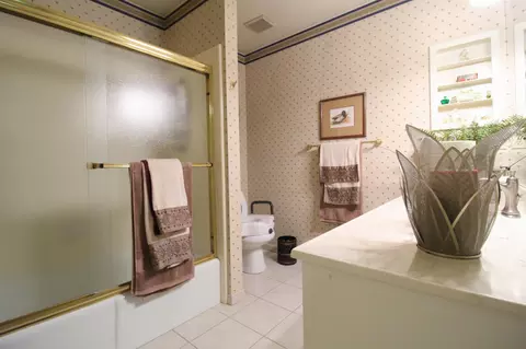 Bath - 700 Sequoia Dr, Exeter, CA 93221 photo 3 of 5