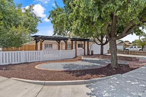 1355 E Birch Ave, Tulare, CA 93274 photo 2