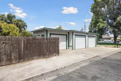 Exterior - 825 W Walnut Ave, Visalia, CA 93277 photo 2 of 4
