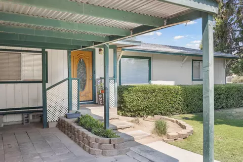 Exterior - 825 W Walnut Ave, Visalia, CA 93277 photo 3 of 4