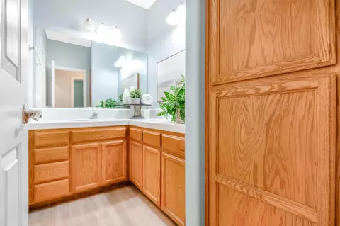 Bath - 530 Village Ct, Exeter, CA 93221 photo 2 of 5