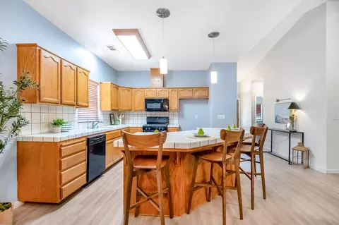 Kitchen - 530 Village Ct, Exeter, CA 93221 photo 3 of 6
