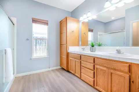 Bath - 530 Village Ct, Exeter, CA 93221 photo 1 of 5