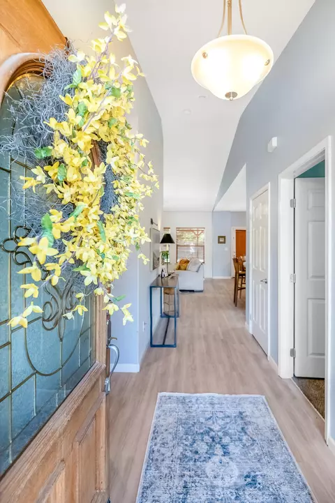 Entry Way - 530 Village Ct, Exeter, CA 93221 photo 3 of 8
