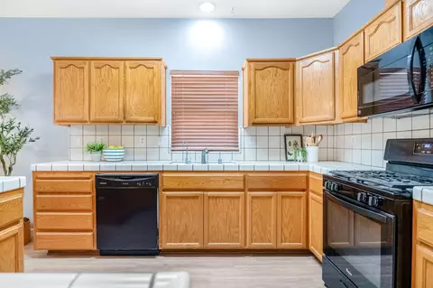 Kitchen - 530 Village Ct, Exeter, CA 93221 photo 2 of 6