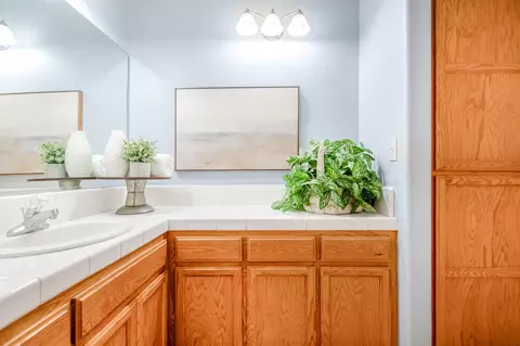 Bath - 530 Village Ct, Exeter, CA 93221 photo 3 of 5