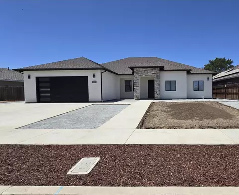 1041 N Citrus Ct, Visalia, CA 93292