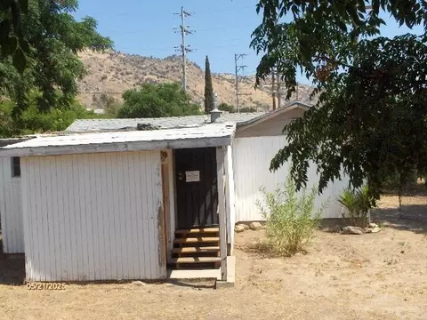 Exterior - 35261 Pine Dr, Springville, CA 93265 photo 2 of 5