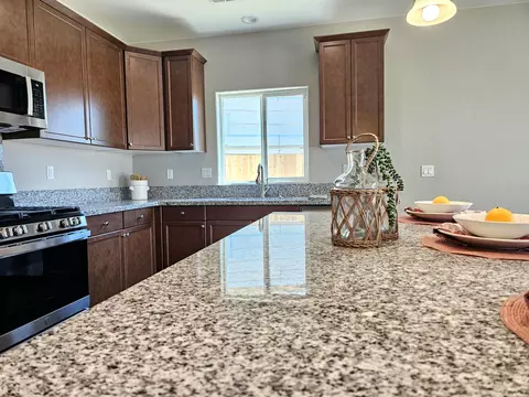 949 E Harter Dr, Visalia, CA 93292 photo 3