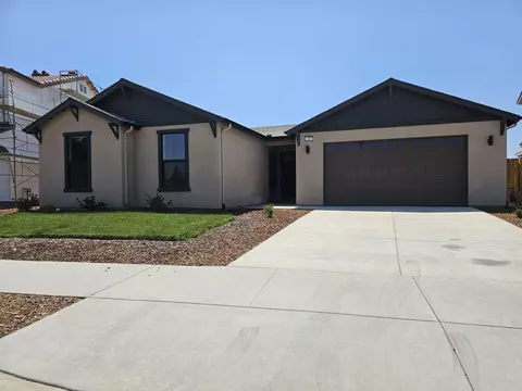 949 E Harter Dr, Visalia, CA 93292 photo 2
