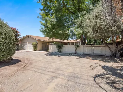 1004 W Walnut Ave, Visalia, CA 93277