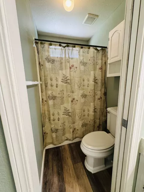 Bath - 1433 Janet Dr, Exeter, CA 93221 photo 2 of 2
