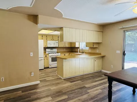 Kitchen - 1433 Janet Dr, Exeter, CA 93221 photo 2 of 4