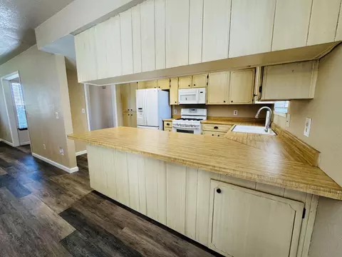 Kitchen - 1433 Janet Dr, Exeter, CA 93221 photo 3 of 4