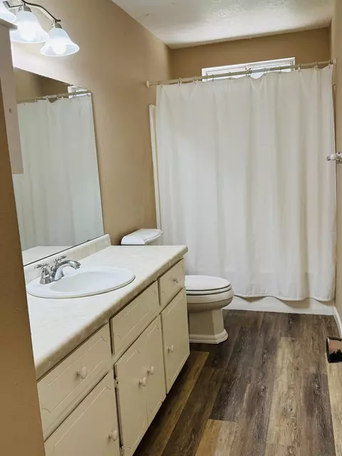 Bath - 1433 Janet Dr, Exeter, CA 93221 photo 1 of 2