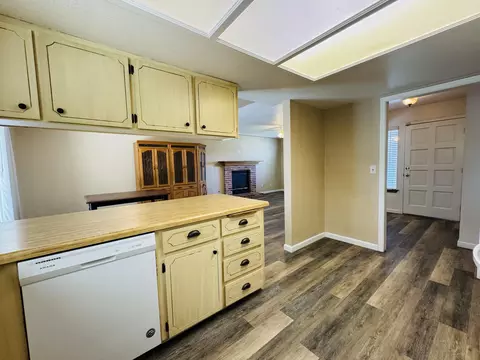 Kitchen - 1433 Janet Dr, Exeter, CA 93221 photo 4 of 4